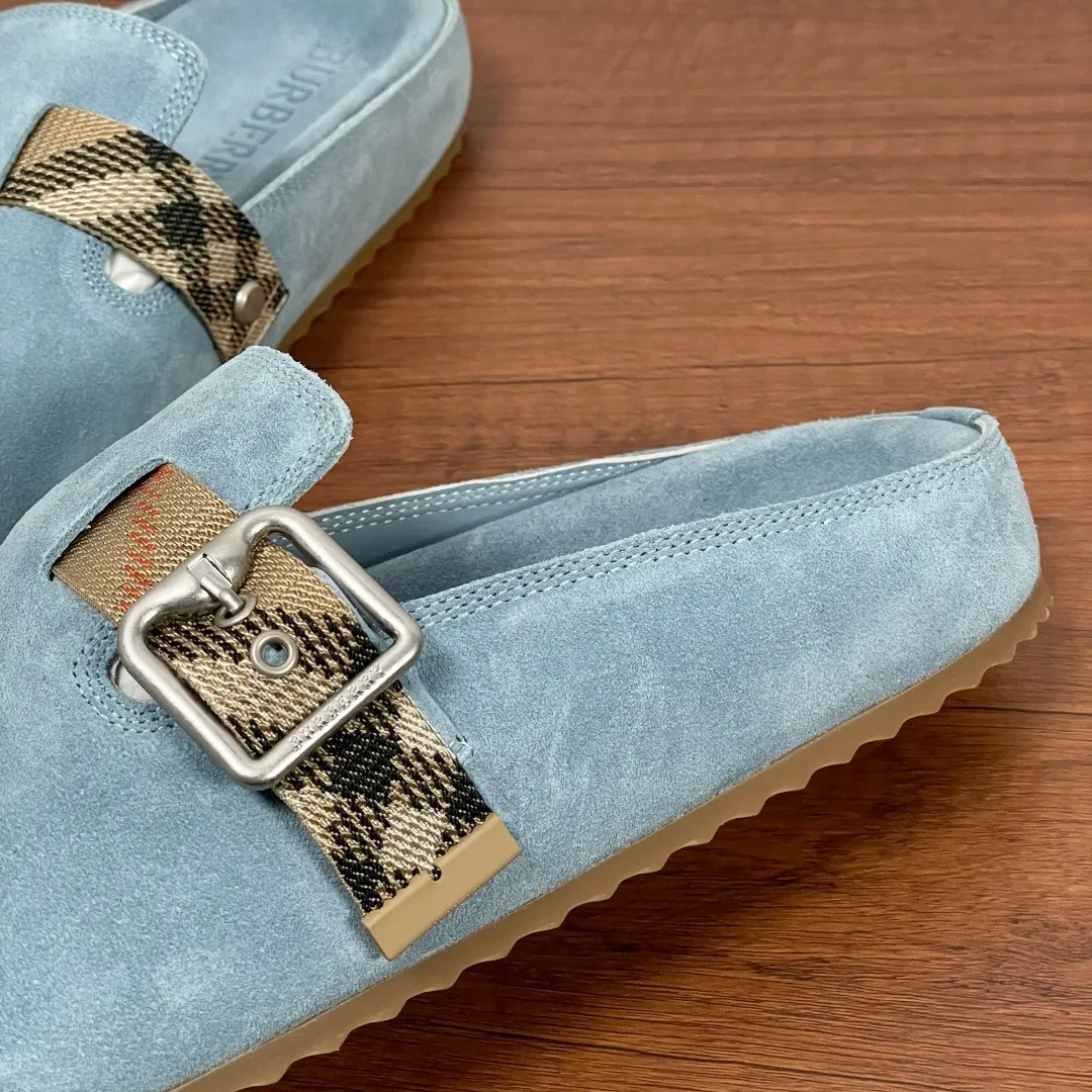 P360 Burberry's new men's checkered leather Urchin half-flop. Made of soft suede cowhide and calfskin, these half-flop sandals feature an adjustable B-shaped buckle strap and are decorated with the signature sand-colored Burberry check in jacquard worsted. The upper wraps around the midsole and is paired with a sole made of the same upper material with an embossed logo on the heel and a wavy rubber outsole embellished with the Burberry lettering. Fashionable and casual! Comes with full set of original packaging dust bag! Code number: 39-40-41-42-43-44 standard code (38/45 can be customized and returns and exchanges are not supported) No. 012